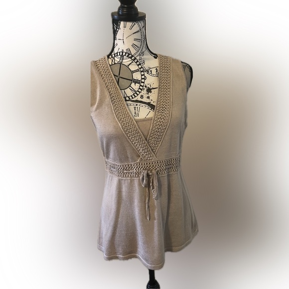 Sleeveless v neck sweater - Picture 6 of 13